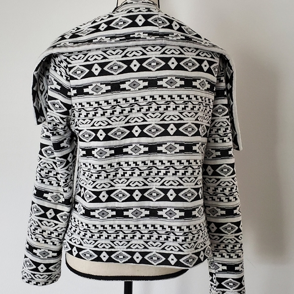 Black and white Aztec sweater - Picture 4 of 5